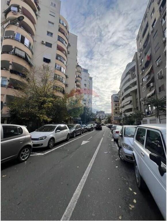 Apartament 2+1+2 ne Shitje tek Komuna e Parisit