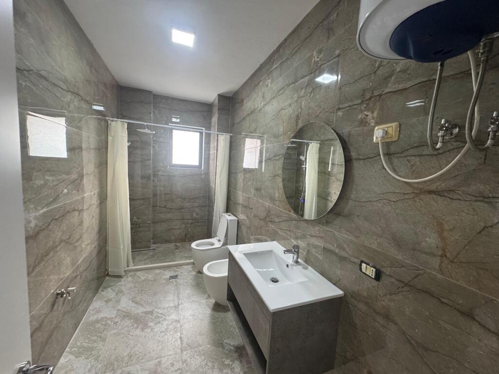 Mbikalimi i Komunes Parisit, pallati i Big Market jepet me qira  apartament 2+1+2 Kati i pare banim me sipërfaqe 120 m2