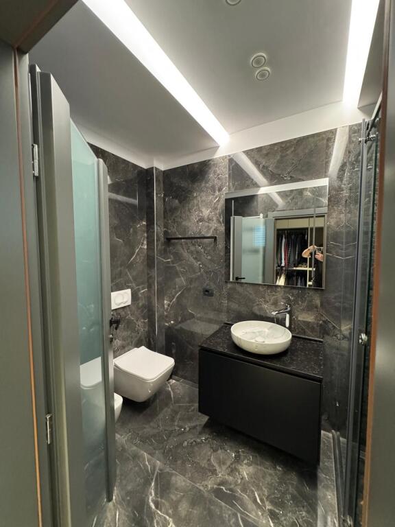 Shitet Apartament 3+1+2 me pamje ballore deti ne Lungomare Vlore