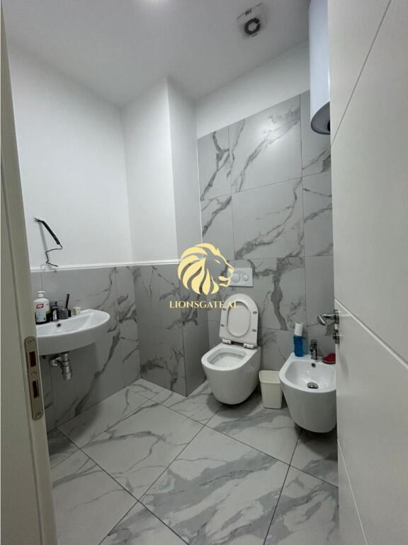 🏢 AMBIENTE COMMERCIALE IN VENDITA – VICINO A QSUT (Complesso ASL)