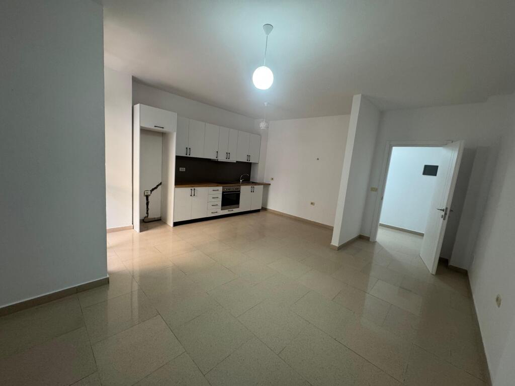 Mbikalimi i Komunes Parisit, pallati i Big Market jepet me qira  apartament 2+1+2 Kati i pare banim me sipërfaqe 120 m2