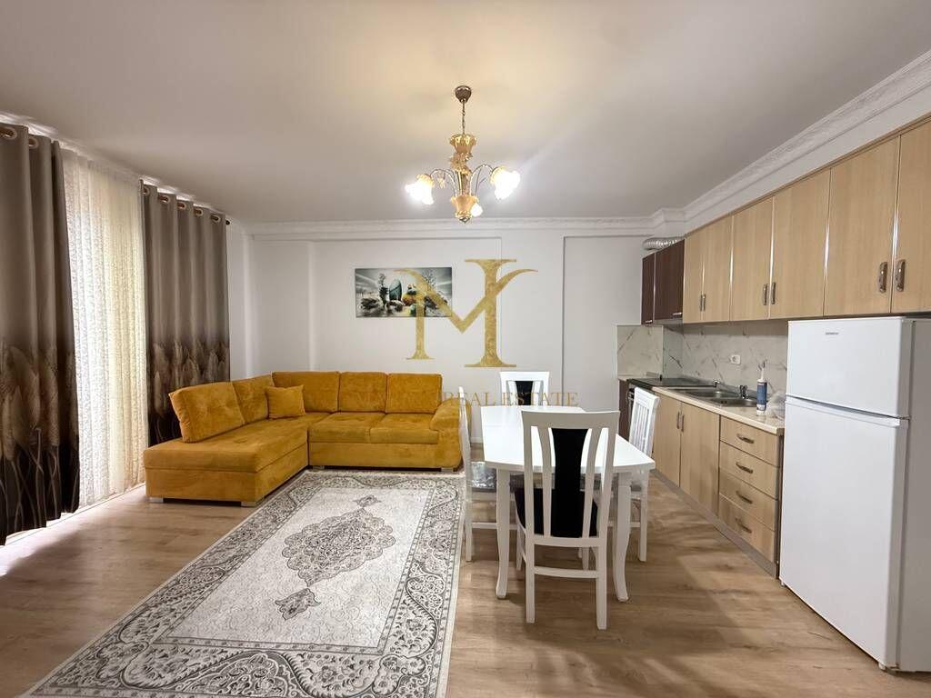APARTAMENT 1+1 ME QERA NE PLAZH , PRANE SHKOLLES BAJRAM CURRI !!