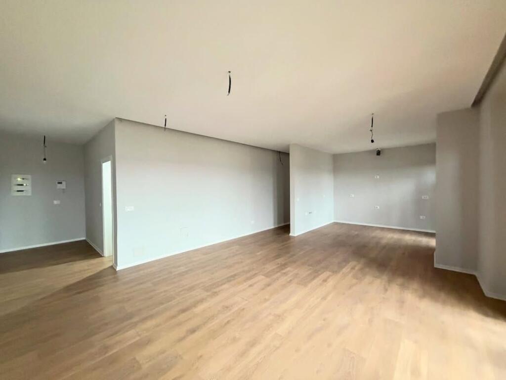 𝐑𝐀𝐒𝐇 𝐆𝐀𝐑𝐃𝐄𝐍 𝐁𝐔𝐈𝐋𝐃𝐈𝐍𝐆💥  • 🏠Ambient Zyrash per qira.  📍Garden Building /21-Dhjetori.  📐160 m2.  💶200.000ALL/muaj. ——————————————— AMBIENT ZYRASH OFROHET PER QIRA TEK GARDEN BUILDING RESIDENCE TEK 21-DHJETORI