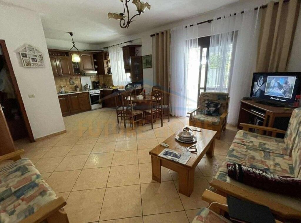 Shitet, Apartament 2+1, Komuna e Parisit,Tirana