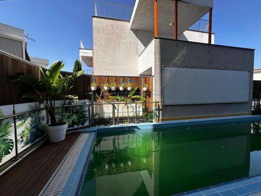 Shitet Apartament Luxury 4+1+2+Verandë+Pishinë+Post Parkimi, Kopshti Botanik,Tiranë