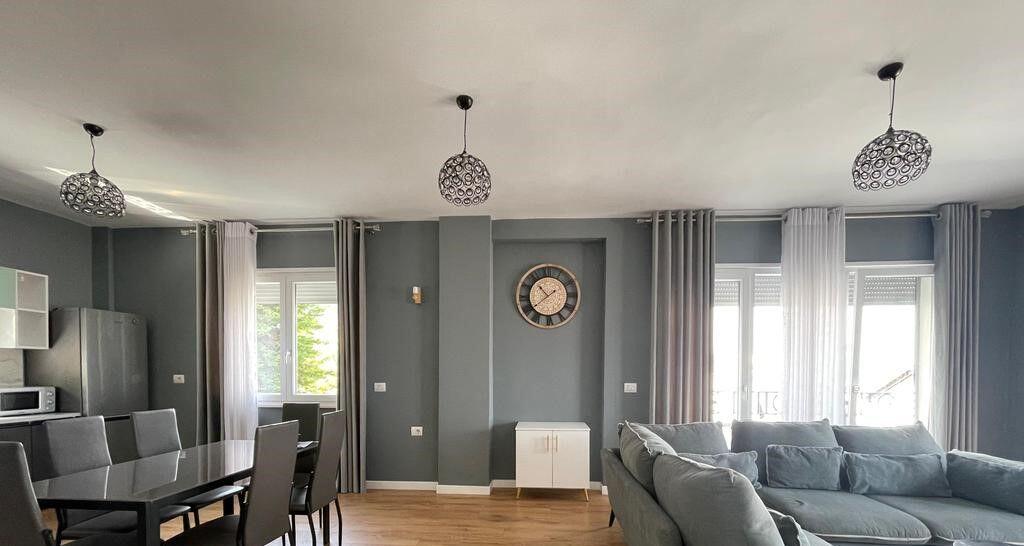 APARTAMENT PËR QIRA 2+1+2+POST PARKIMI TE KOPSHTI BOTANIK!