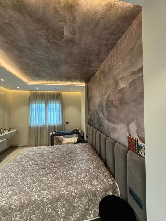 Shitet Apartament 3+1+2 me pamje ballore deti ne Lungomare Vlore