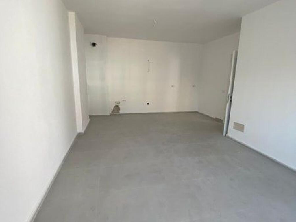 Shitet, Apartament 1+1, Pazari i Ri, Tiranë.