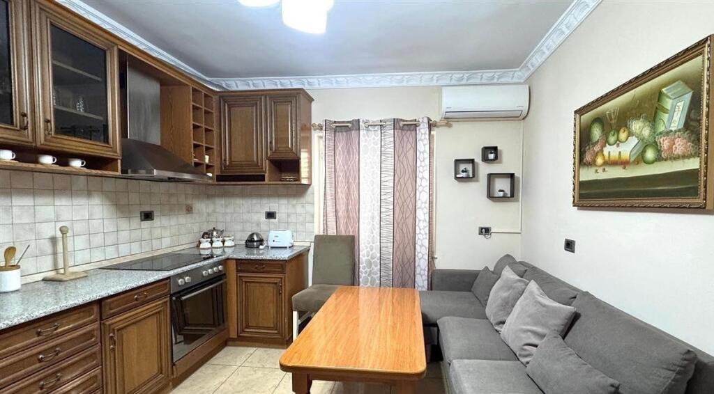 🏢Rruga Fortuzi,prane Hotel Comfort jepet me qera apartament 2+1,i mobiluar. 65,000 leke     