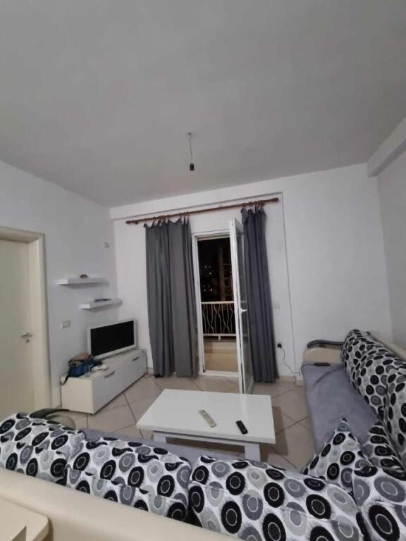 I am looking for a girl to share rent
