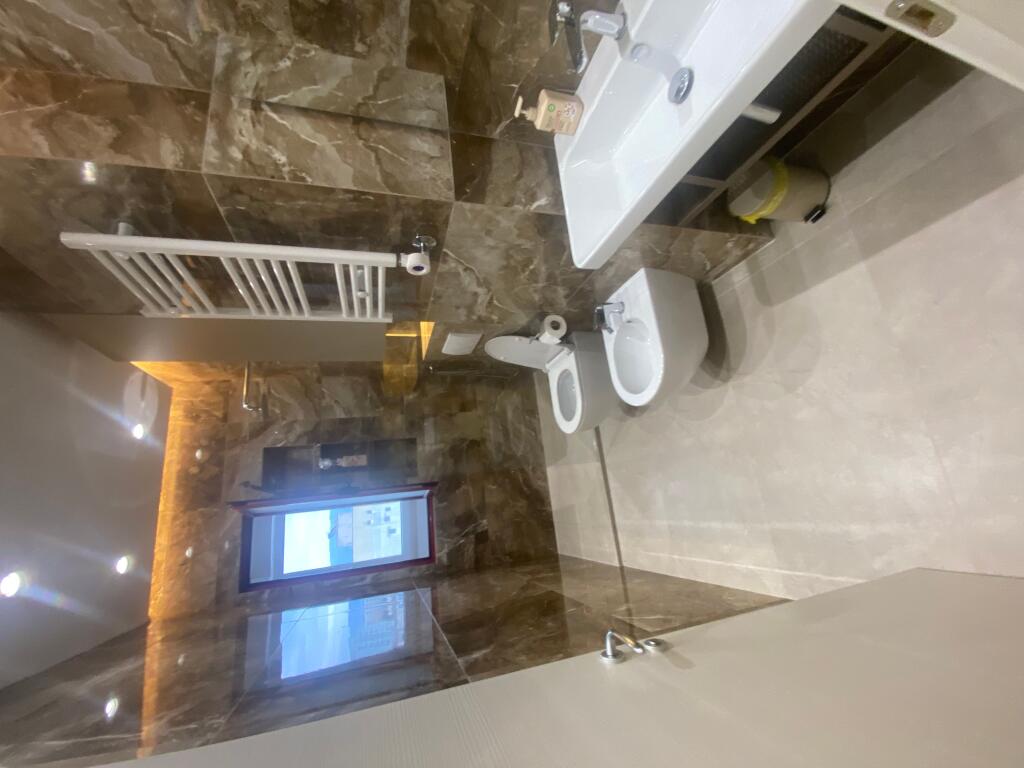 2+1,i mobiluar ,stacioni i fundit i tiranes se re,800 euro