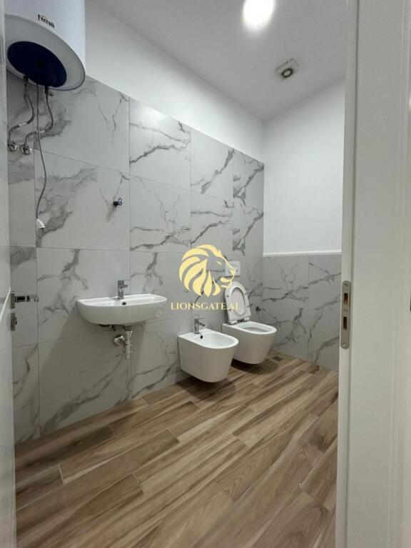 🏢 AMBIENT BIZNESI NË SHITJE – PRANË QSUT (Kompleksi ASL)