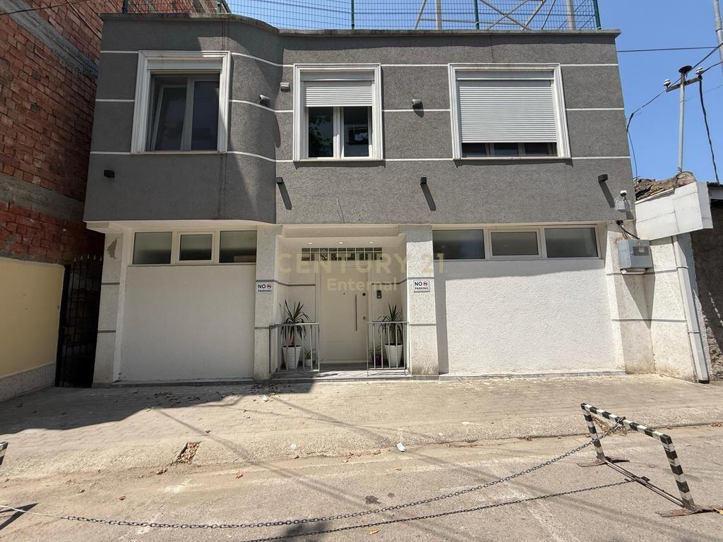 Vile per shitje tek Rruga e Kavajes