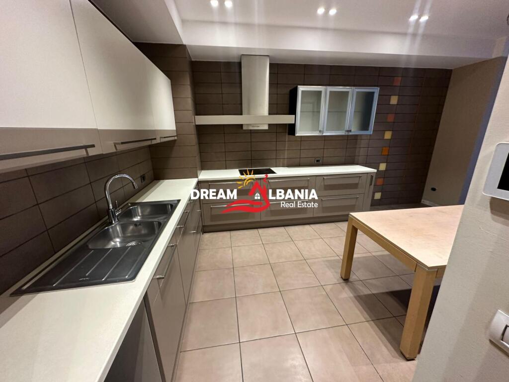 Ambient Zyre për Qira – Bulevardi “Dëshmorët e Kombit”, pranë Presidencës (ID 42611392)