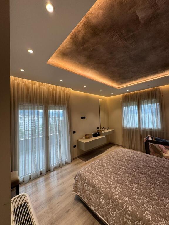 Shitet Apartament 3+1+2 me pamje ballore deti ne Lungomare Vlore