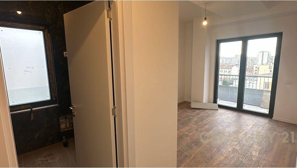 JEPET ME QERA AMBJENT 2+1+2+ 3 BALLKONE + 1 GARAZH PER ZYRA OSE PER BANIM, AFER QENDRES NE TIRANE!! 1,200 € /Muaj Sip. Totale  107m2