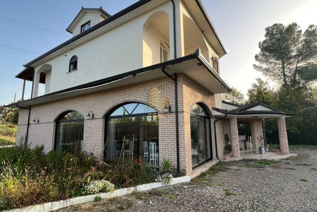 Jepet me qira Objekt biznesi 2 kate Restorant + Hotel, Durres ︱Rruga Kombetare Kombinat – Plepa, 3500 Euro/muaj