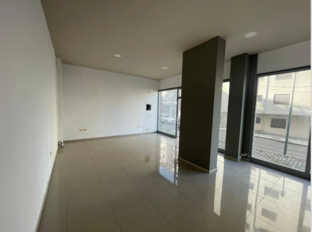 Locale Commerciale in Vendita in Zona ad Alto Traffico