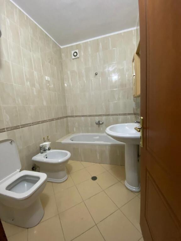 Jepet me Qira Apartament 3+1 me Verandë 30 m² – Durrës