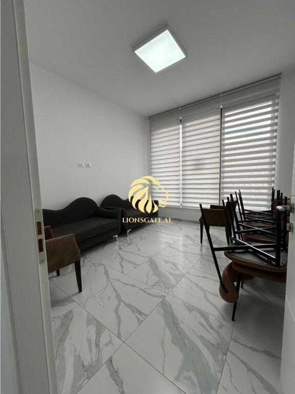 🏢 AMBIENTE COMMERCIALE IN VENDITA – VICINO A QSUT (Complesso ASL)