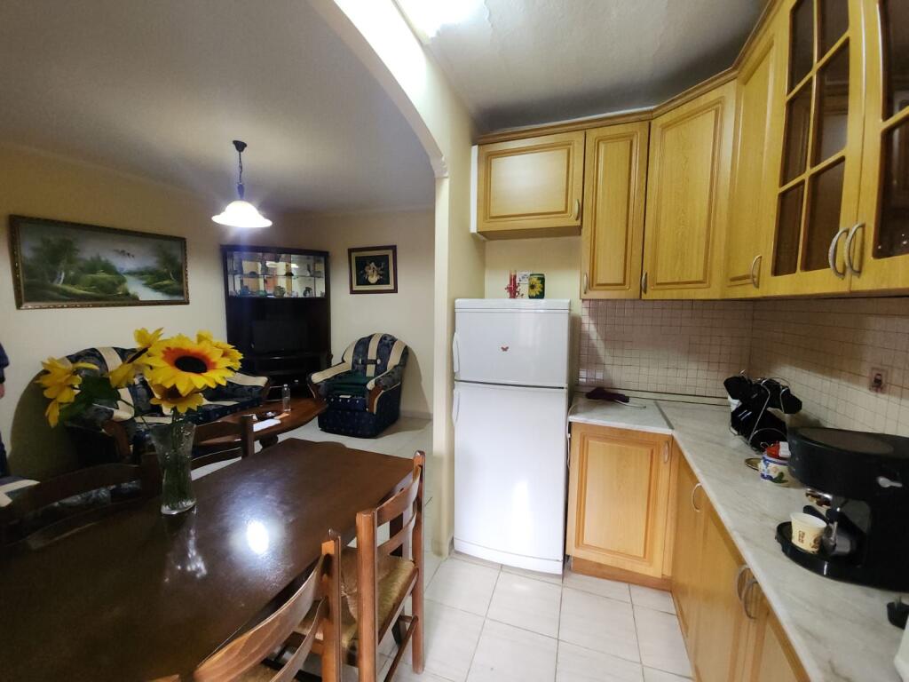 Apartament 1+1 për shitje prane Shkolles "1 Maji", Ali Demi, Tiranë