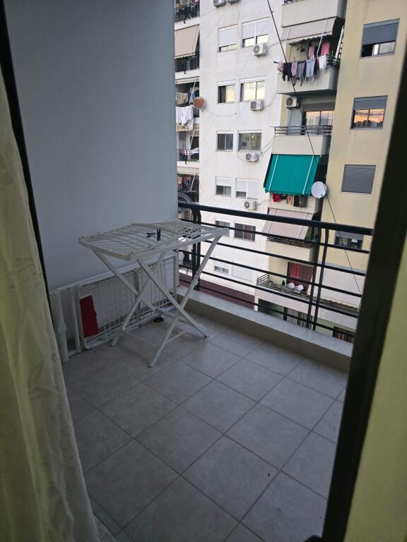 Apartament 1+1, Bar Artisti!