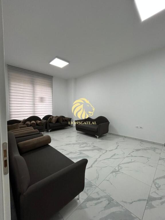 🏢 AMBIENTE COMMERCIALE IN VENDITA – VICINO A QSUT (Complesso ASL)