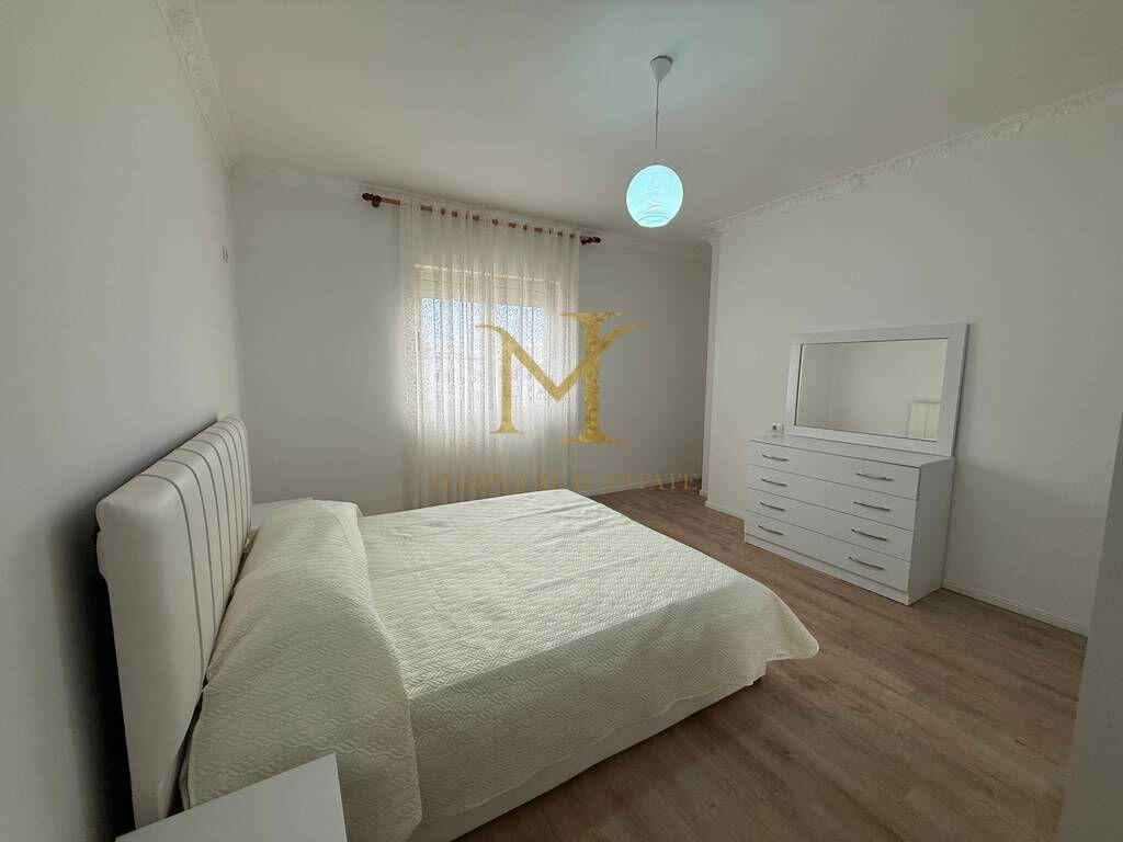 APARTAMENT 1+1 ME QERA NE PLAZH , PRANE SHKOLLES BAJRAM CURRI !!