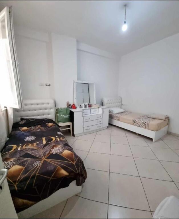 I am looking for a girl to share rent
