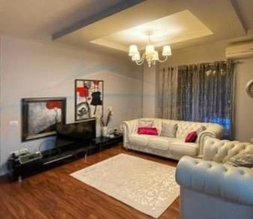 Jepet me qira apartament 2+1+2 në Kompleksin Kolombo, Liqeni i Thatë – Tiranë.