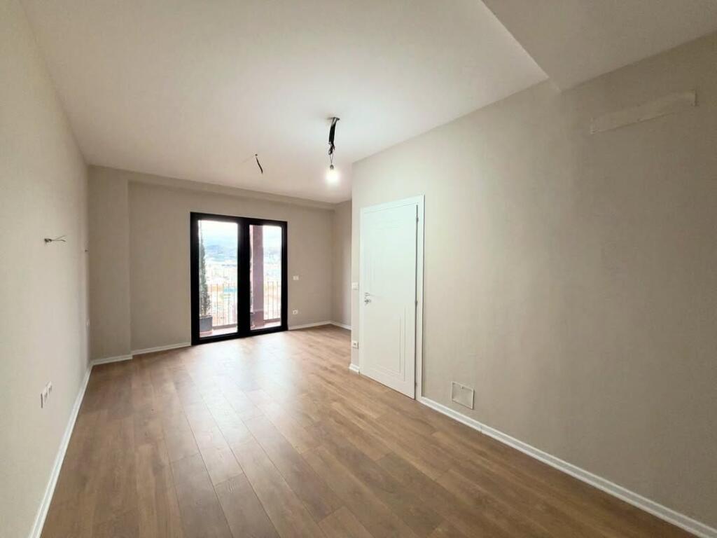 𝐑𝐀𝐒𝐇 𝐆𝐀𝐑𝐃𝐄𝐍 𝐁𝐔𝐈𝐋𝐃𝐈𝐍𝐆💥  • 🏠Ambient Zyrash per qira.  📍Garden Building /21-Dhjetori.  📐160 m2.  💶200.000ALL/muaj. ——————————————— AMBIENT ZYRASH OFROHET PER QIRA TEK GARDEN BUILDING RESIDENCE TEK 21-DHJETORI