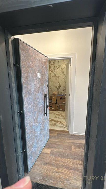 JEPET ME QERA AMBJENT 2+1+2+ 3 BALLKONE + 1 GARAZH PER ZYRA OSE PER BANIM, AFER QENDRES NE TIRANE!! 1,200 € /Muaj Sip. Totale  107m2