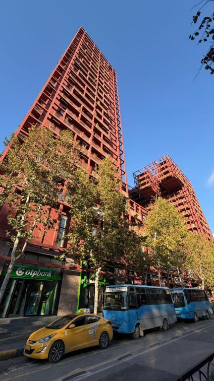 Jepet me Qira Super Ambient Biznesi te Tirana Garden Building në Rrugën e Kavajës.