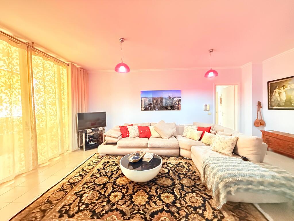 Apartament 3+1+2, Liqeni i Thate!
