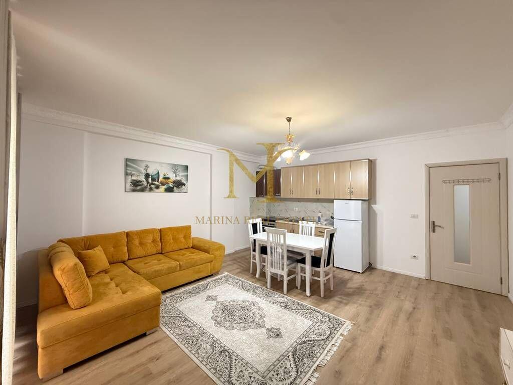 APARTAMENT 1+1 ME QERA NE PLAZH , PRANE SHKOLLES BAJRAM CURRI !!