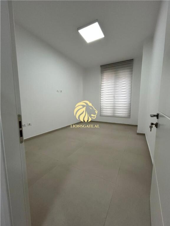 🏢 AMBIENT BIZNESI NË SHITJE – PRANË QSUT (Kompleksi ASL)