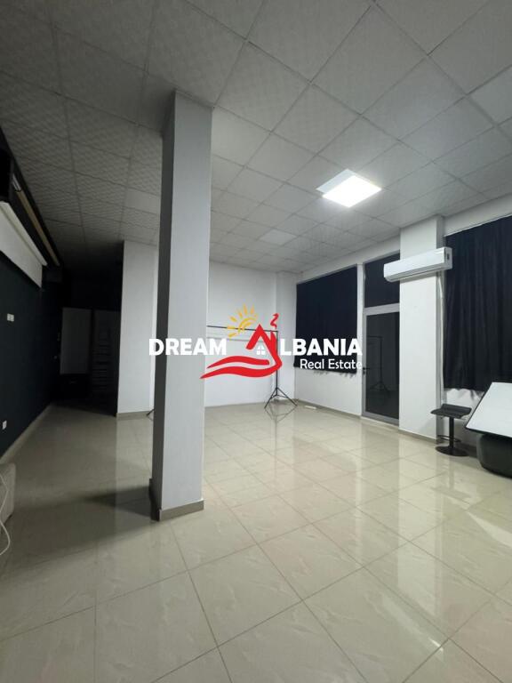 Ambjent zyre me qera ne rrugen Vace Zela pas qendres Globe (ID 4271636).