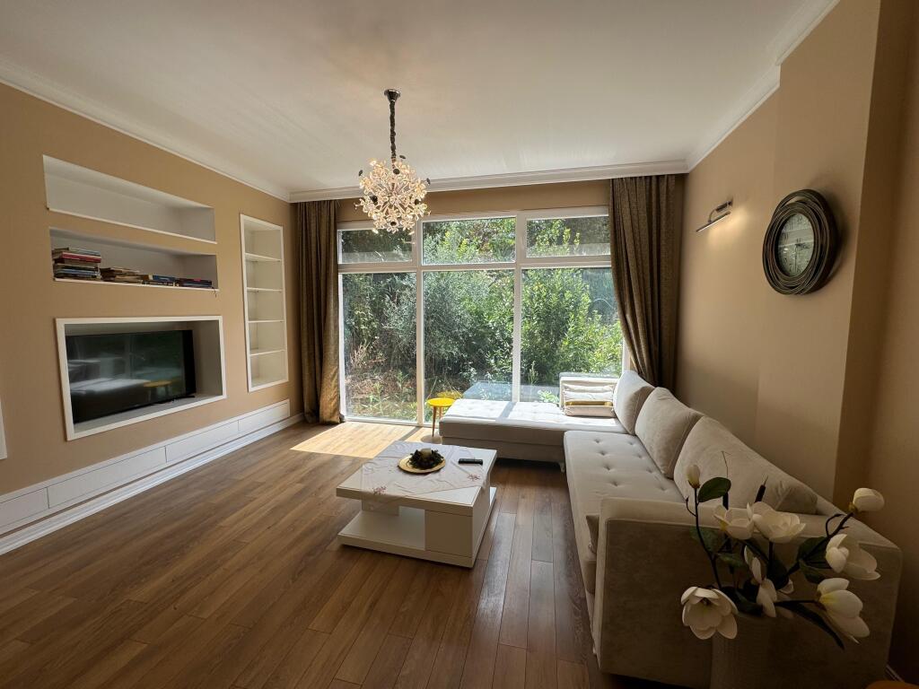 Vendesi in vendita un attico di lusso all'interno della residenza “Kolombo 2 , di fronte al lago artificiale di Tirana,