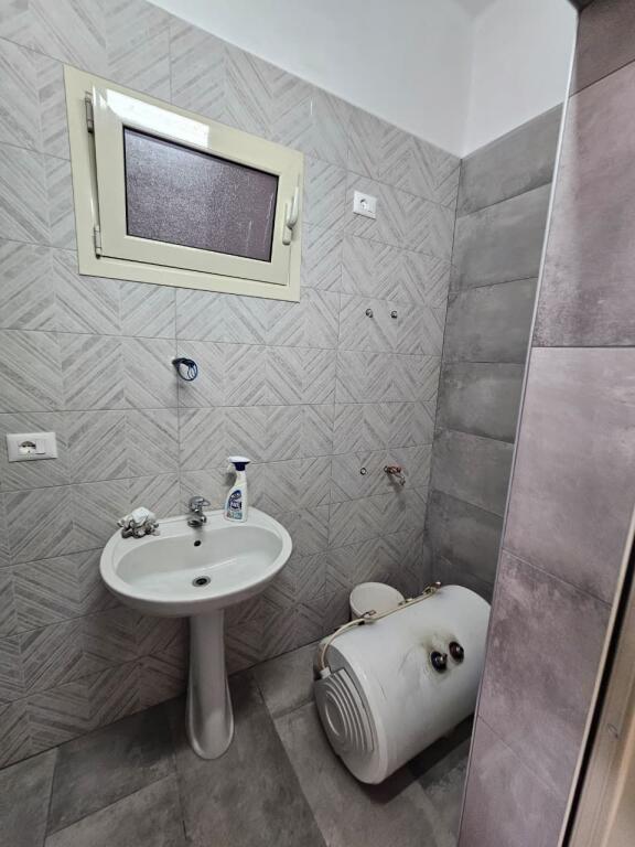 JEPET ME QERA AMBJENT BIZNESI , ISH FABRIKA E BUKES