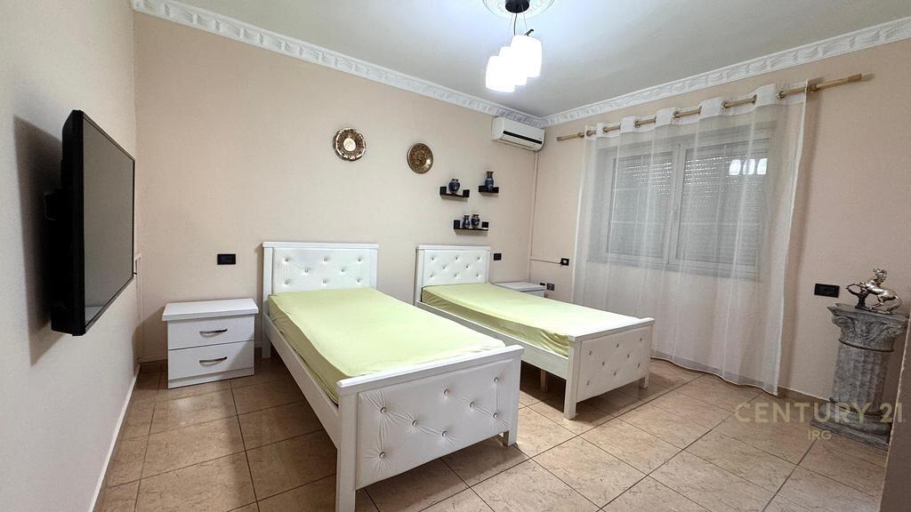 Jepet me qira apartament 2+1 me oborr dhe post parkimi – Rruga Fortuzi!