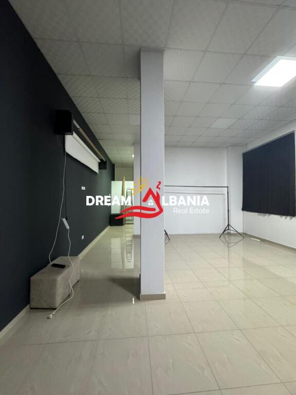 Ambjent zyre me qera ne rrugen Vace Zela pas qendres Globe (ID 4271636).