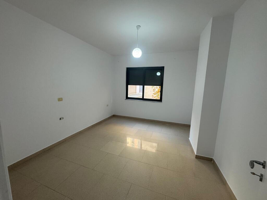 Mbikalimi i Komunes Parisit, pallati i Big Market jepet me qira  apartament 2+1+2 Kati i pare banim me sipërfaqe 120 m2