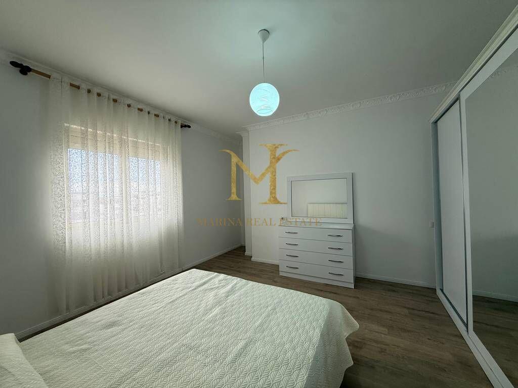 APARTAMENT 1+1 ME QERA NE PLAZH , PRANE SHKOLLES BAJRAM CURRI !!