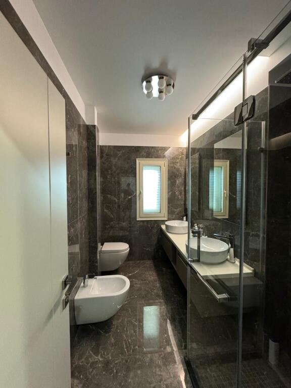 Shitet Apartament 3+1+2 me pamje ballore deti ne Lungomare Vlore