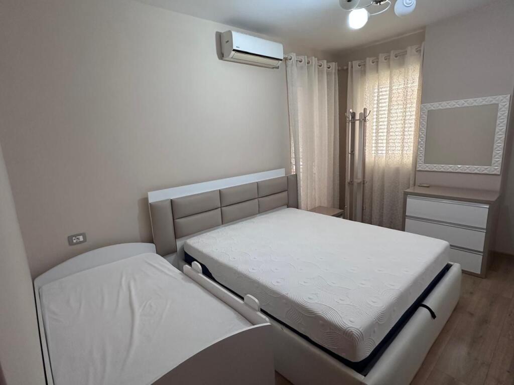 Yzberisht,Kompleksi Dilo jepet me qera apartament1+1+garazhd ,i mobiluar.52,000Leke    