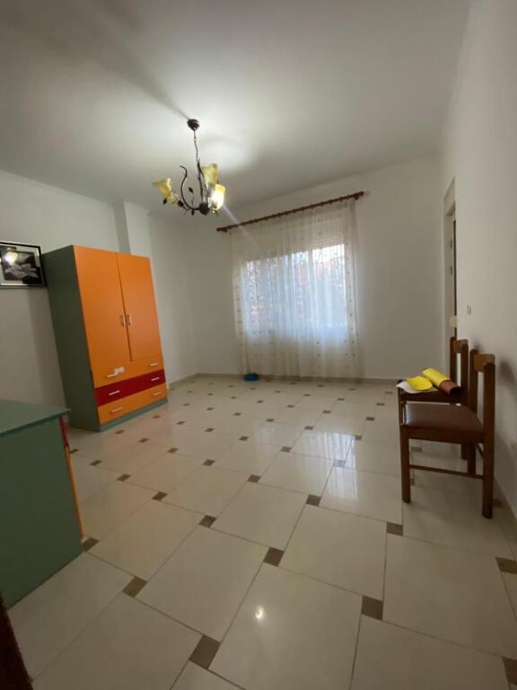 Jepet me Qira Apartament 3+1 me Verandë 30 m² – Durrës