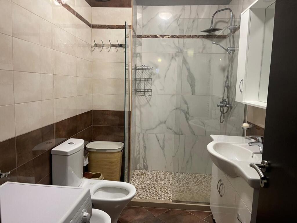 Jepet me qira apartament 2+1+post parkimi Te Sheshi Wilson