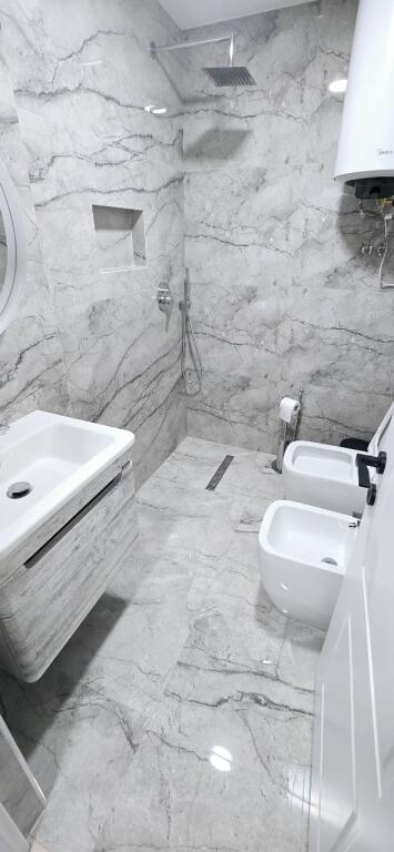 JEPET APARTAMENT 3+1+2 ME QIRA TEK MINE PEZA!