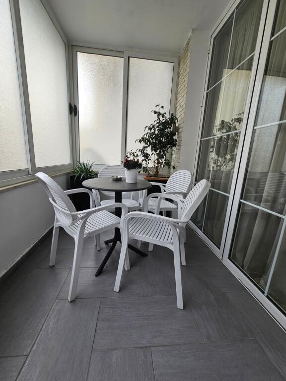 Tek Kafe Flora Jepet Me Qira Apartament 2+1 I Mobiluar!