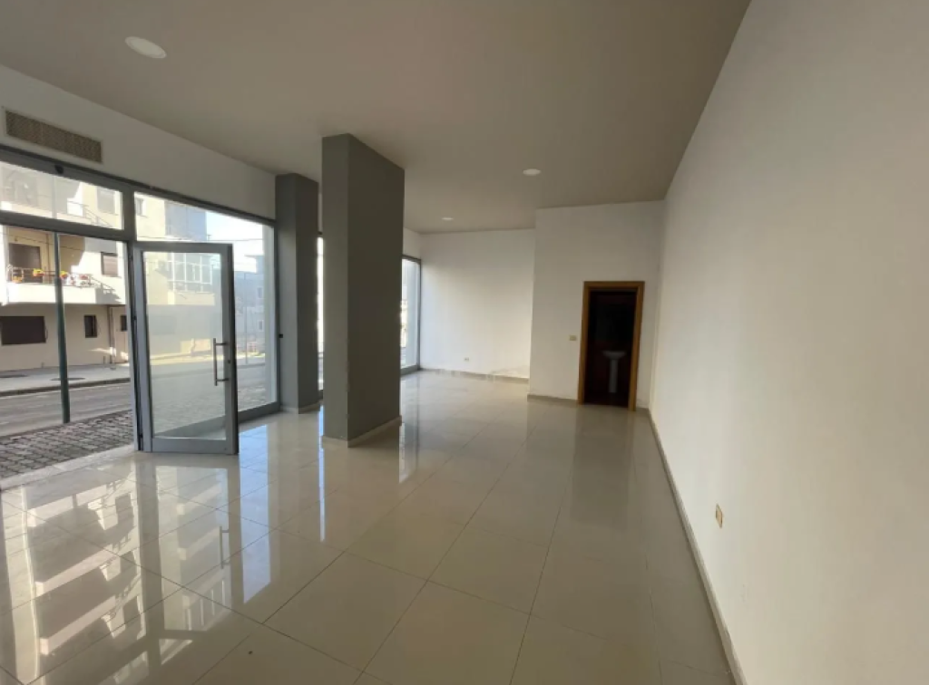 Locale Commerciale in Vendita in Zona ad Alto Traffico